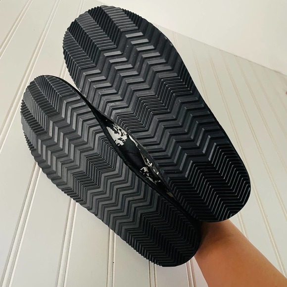 Sorel Women's Black and Pink Slippers GUC - Picture 12 of 14